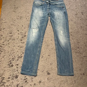 Dondup George jeans  - Säljer ett par dondup George jeans i strl 31 passa perfekt till skolstart eller om du vill vara grisch jag skickar produkten dagen av köp 