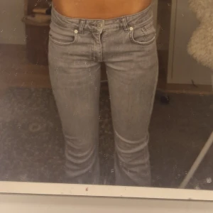 Grå bootcut jeans  - Snygga grå jeans med bootcut passform och klassiska fem fickor. Jeansen har låg/emellan midja. Jag är 170 för referens💗