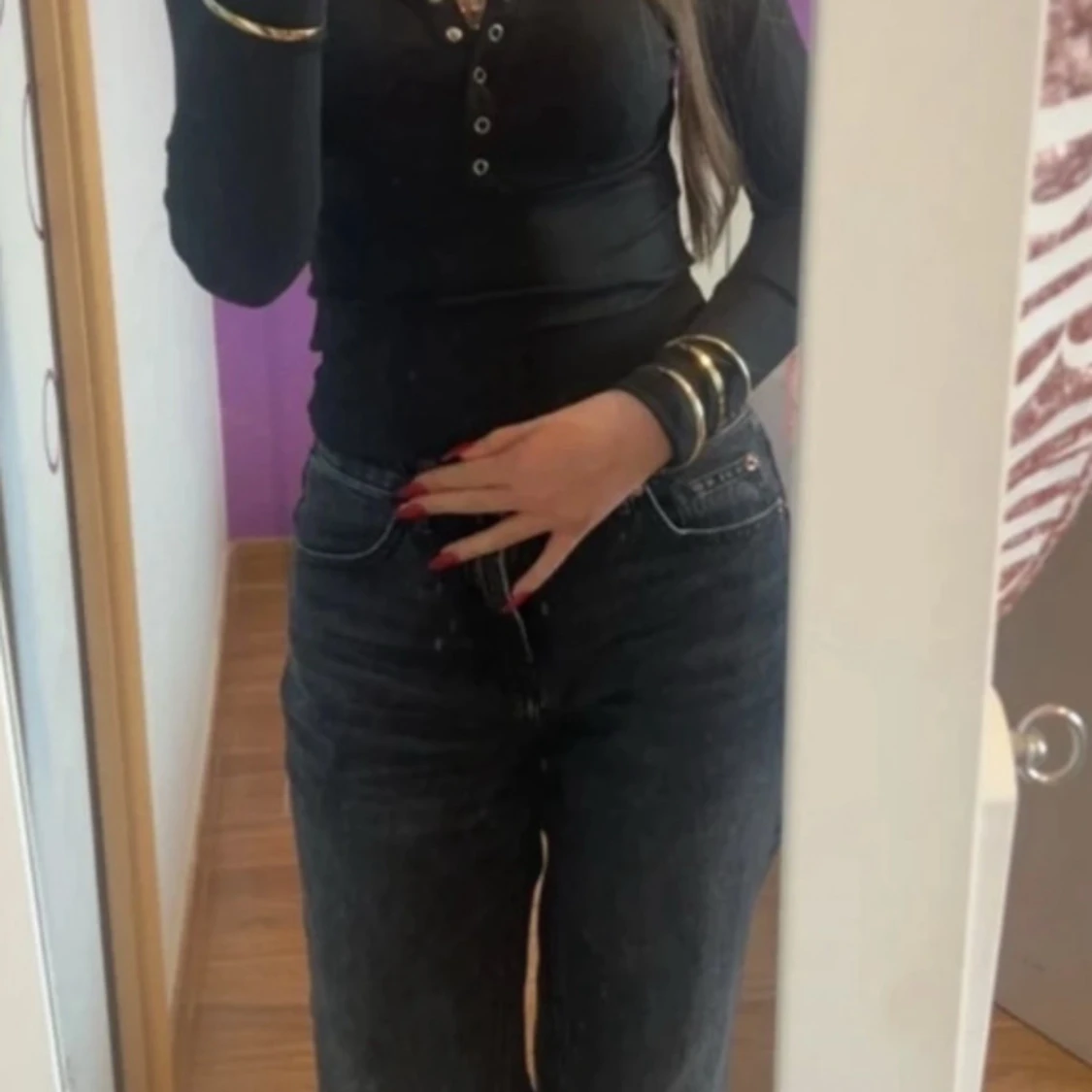 Svart urringad tajt tröja