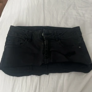 Svart mini-skirt från Detroit Denim - Snygg svart denim mini kjol. Den har fina detaljer där bak på fickorna, och är perfekt för en somrig outfit. Denna är dock väldigt kort och low waist men den är sjukt snygg på och har fått hemskt många komplimanger av att ha på mig denna! Storleken är mixad och passar både xxs-xs-s 💕💕
