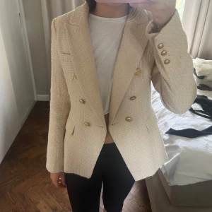 Kavaj från Attentif paris - Super bra skick, den är lite glittrig om de inte syns