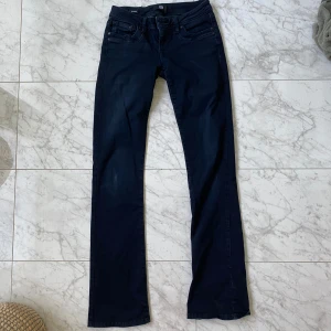 Mörkblå bootcut jeans från LTB - Snygga mörkblå jeans från LTB med klassisk femficksdesign och bootcut-ben. Jeansen har normal passform och är tillverkade i ett mjukt bomullsmaterial med stretch. Perfekta för dig som gillar en tidlös look med lite utsvängda ben.