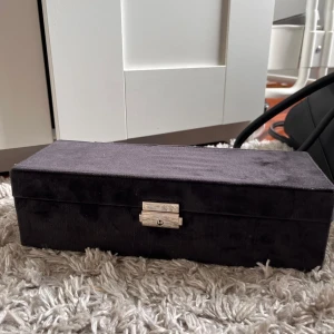 smycketskrin - Säljer en svart smyckesbox med spegel och flera fack.fint skick! smyckena ingår EJ🖤