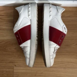 Valentino open - Säljer ett par Valentino opens med röd detalj. Använda ett tag men jag fortfarande mycket liv kvar! Tveka inte på att ställa frågor