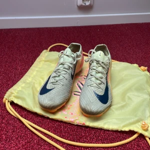 Nike Air Zoom Mercurial fotbollsskor - Snygga Nike Air Zoom Mercurial fotbollsskor i ljusbeige. Nypris 3000. Påse kommer med . FG skor. 