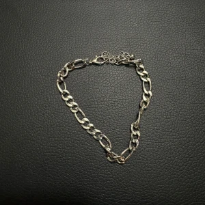 Kedjearmband i silverfärg - Snyggt armband med grova länkar i silverfärg. Kedjan har en klassisk design med ovala länkar och ett smidigt lås. Perfekt för dig som gillar stilrena och tidlösa accessoarer. Passar både till jeans och t-shirt eller till en cool jacka.