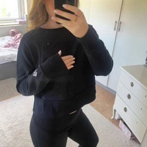 Svart tränings tjocktröja  - Perfekt tröja för träning utomhus till exempel! Den är endast använd ett fåtal gånger och det ända som är ”fel” på den är att den är lite nopprig på insidan, annars är det inga fel alls! ❤️ pris kan diskuteras!