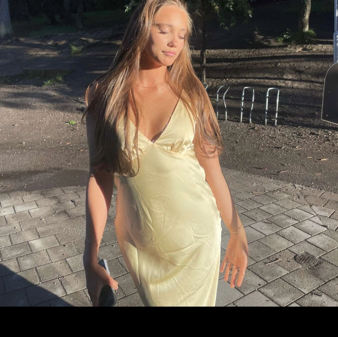 Champagnefärgad långklänning med v-ringning - 1