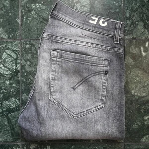 Dondup W35 George Skinny fit - Modellen är 180,75 kg. A: 40 cm, B: 104 cm. Inga defekter. Kom med frågor! Storlek W35 men passar bra på mig. Snygga revor på jeansen. 