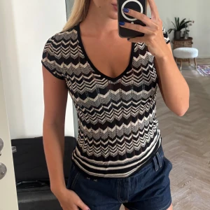 Svartvit stickad topp med zigzag-mönster - Skitsnygg och unik missoni liknande stickad topp i svart och vit/beige med coolt zigzag-mönster. Fint skick, ser ny ut! 🥰
