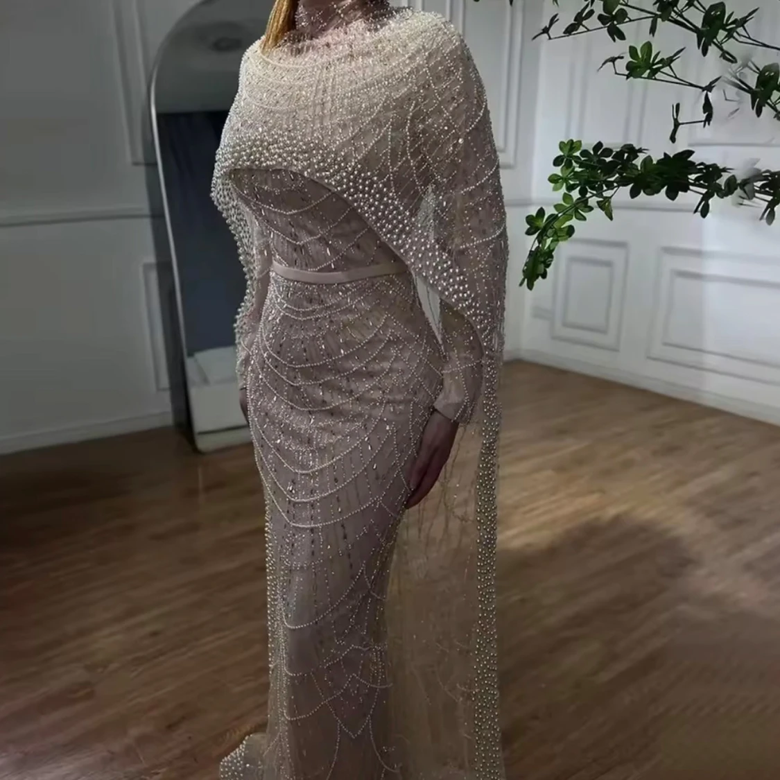 Champagnefärgad glittrig långklänning - 1