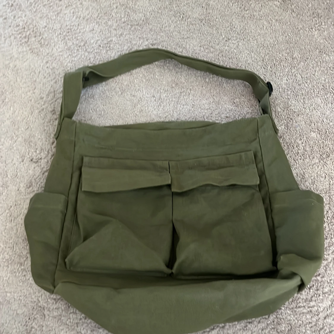 Olivgrön axelväska med fickor