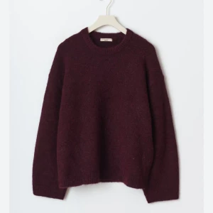Vinröd stickad tröja från Gina Tricot Premium Quality - Mysig vinröd stickad tröja från Gina Tricot med rund hals och långa ärmar. Tröjan har en loose passform och är tillverkad i mjukt material som känns skönt mot huden. Perfekt för kyliga dagar och enkel att matcha med jeans eller kjol. Strlk XS men oversized så xs-m. Inköpt för 399kr 