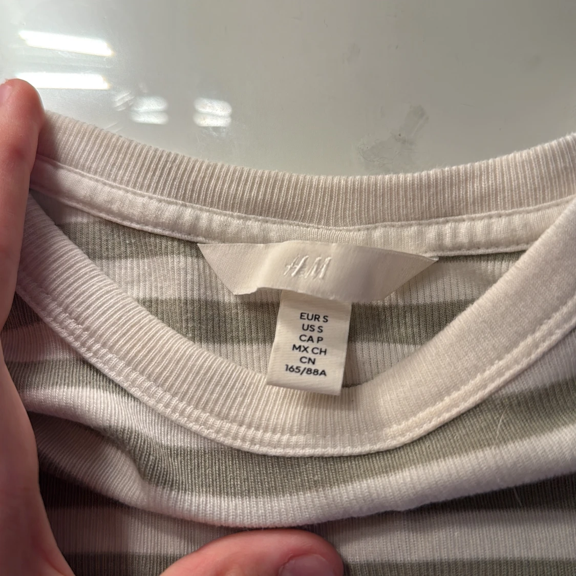 Vit och grön randig tröja. - 3