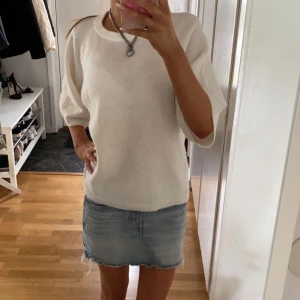 Ljusblå jeanskjol - Supersnygg ljusblå jeanskjol från Crocker i klassisk femficksmodell. Kjolen har rå, fransig kant nedtill och en lätt tvättad look. Passformen är normal och kjolen är kort, perfekt till sneakers eller boots. Stängs med knapp och dragkedja framtill.