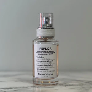 Maison Margiela On A Date parfym - Maison Margiela On A Date parfym med doft av druvor och rosor. Flaskan är 30ml. Finns på flera sidor