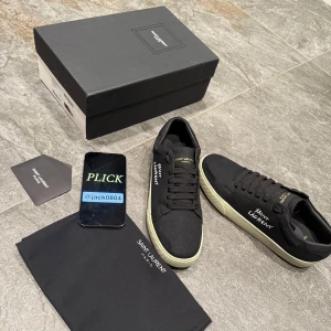 Yves Saint Laurent Låga Sneakers - Hej! Säljer nu mina sprillans nya YSL skor. Super fina och unika skor som passar alla outfits. Skorna är i storlek 43 och har aldrig använts. Skriv privat vid minsta lilla fundering!