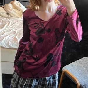 Vinröd blommig tröja - Så vacker vinröd tröja med blommönster <3 Materialet gör att den ibland korvar sig längst ned, framför allt på baksidan men annars är den helt fantastisk!