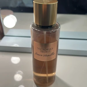 Victoria's Secret Bare Vanilla mist - Säljer Victoria's Secret body mist i doften Bare Vanilla som är nästan full.❤️
