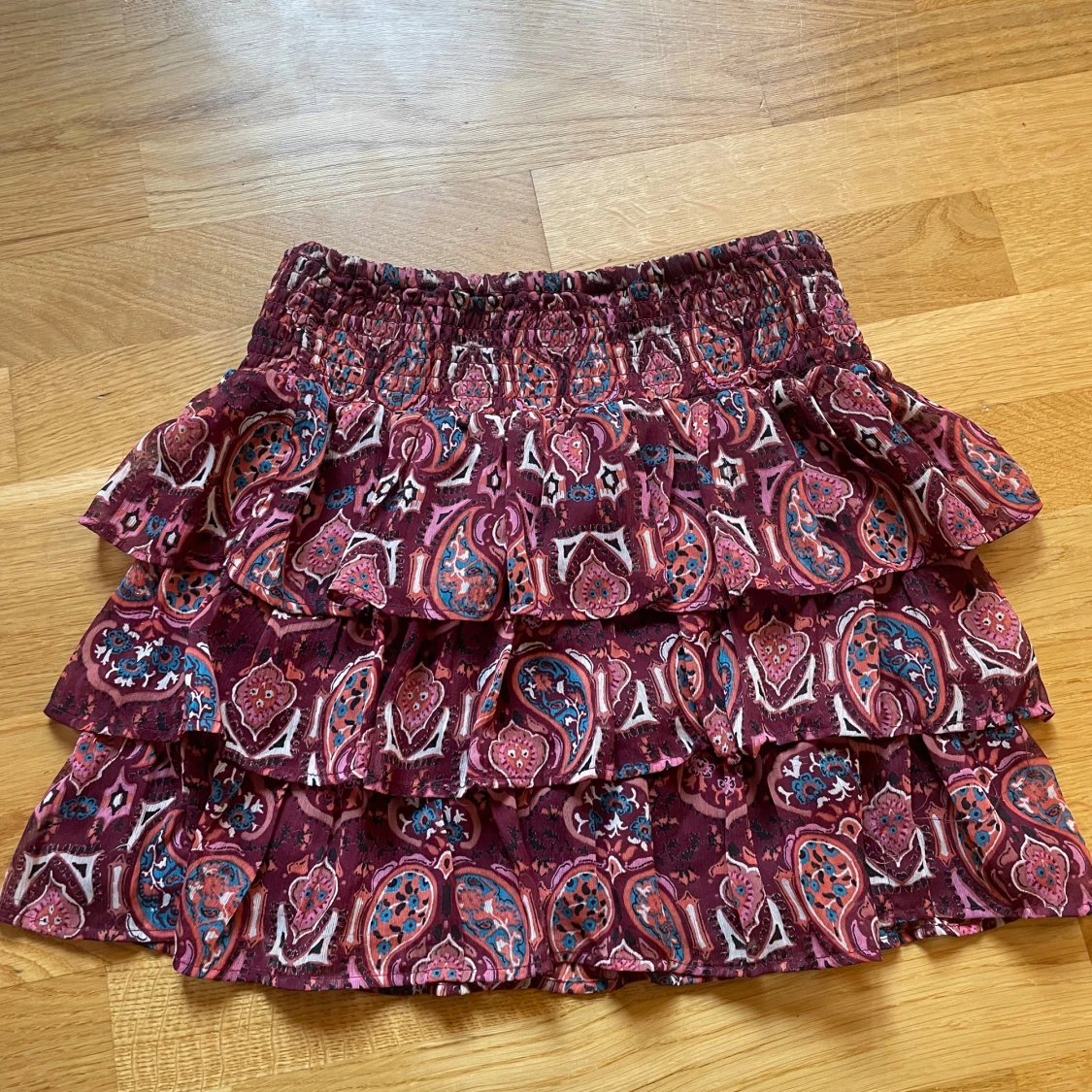 Vinröd volangkjol med paisleymönster - 1