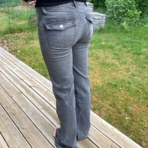 Gråa jeans med fickdetaljer - Säljer ett par gråa jeans i storlek S, Full length är långa på mig (är 170), bara använda några fåtal gånger. Du står för frakten, vid mer info skriv