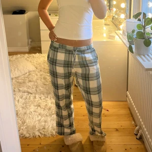 Rutiga mjukisbyxor med snörning💓 - Superbekväma mjukisbyxor från Cubus i storlek S. Byxorna är vita med grönt och grått rutmönster, har rak passform och snörning i midjan. använda ett fåtals gånger 