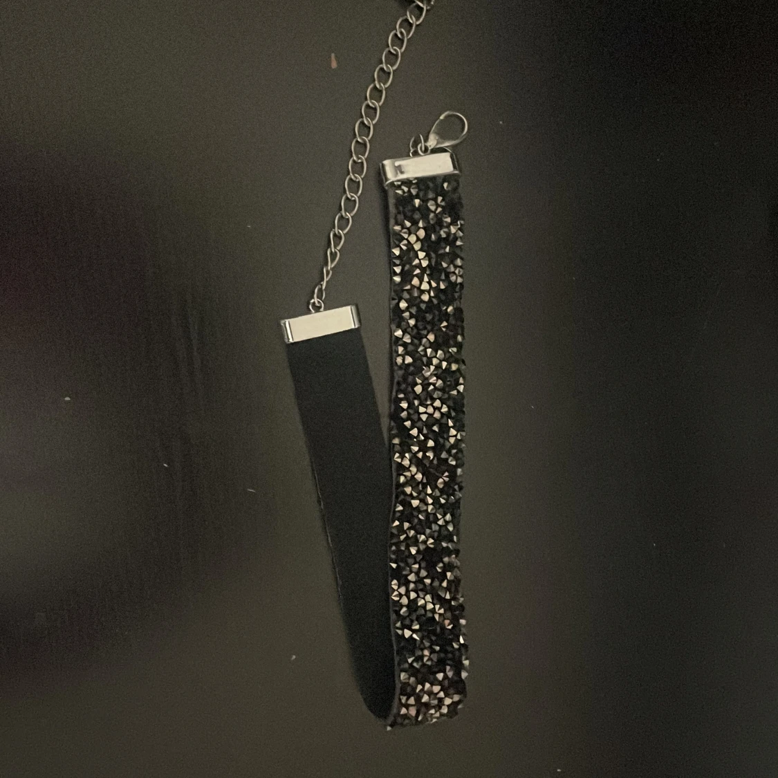 Svart glittrigt choker-halsband - 1