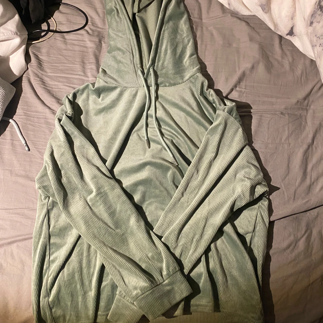 Ljusgrön ribbad hoodie med huva