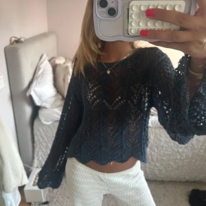 Mörkblå stickad tröja - Super snygg  mörkblå stickad tröja med genombrutet mönster, tröjan är i perfekt skick och nästan aldrig använd! 