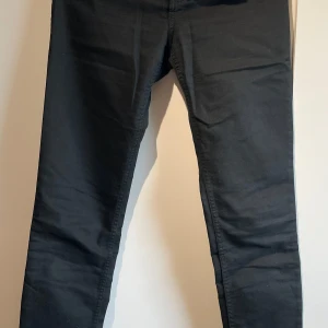 Svarta slim chinos i stl 36 - Snygga byxor som har används en del men är i gott skick💞