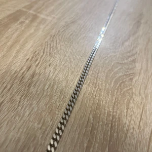 Cuban Silverkedja 925 - Snygg Cuban silverkedja i 925 silver. Tillverkare GHA. Kedjan är 55 cm lång och 6mm bred. Sparsamt använd, ser helt ny ut.