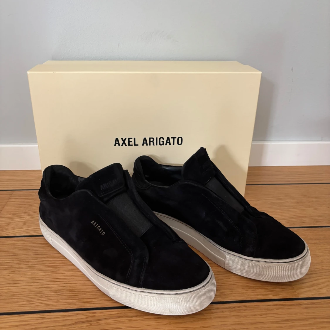 Svarta sneakers i mocka från Axel Arigato - 1