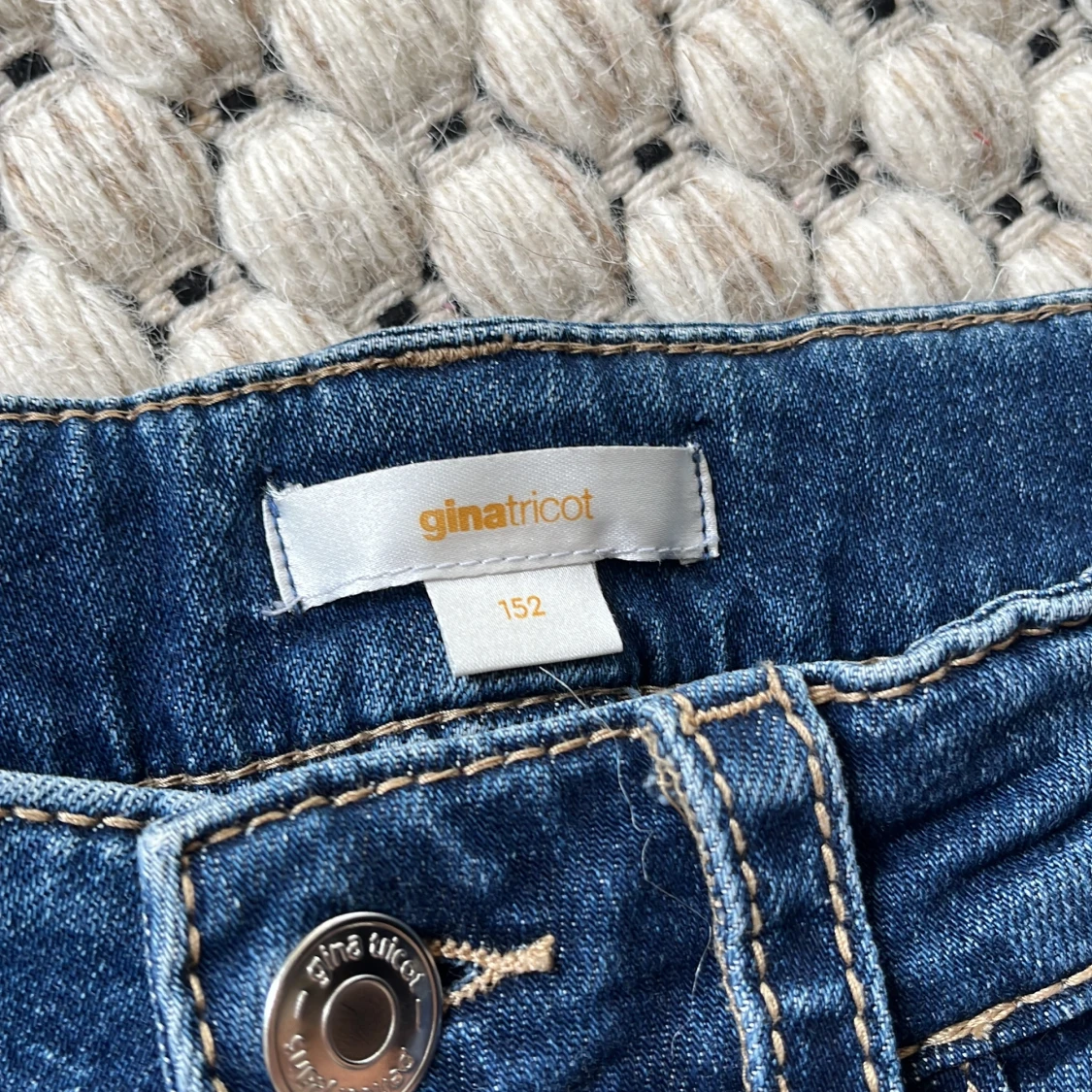 Blå bootcut jeans med fickdetaljer - 4