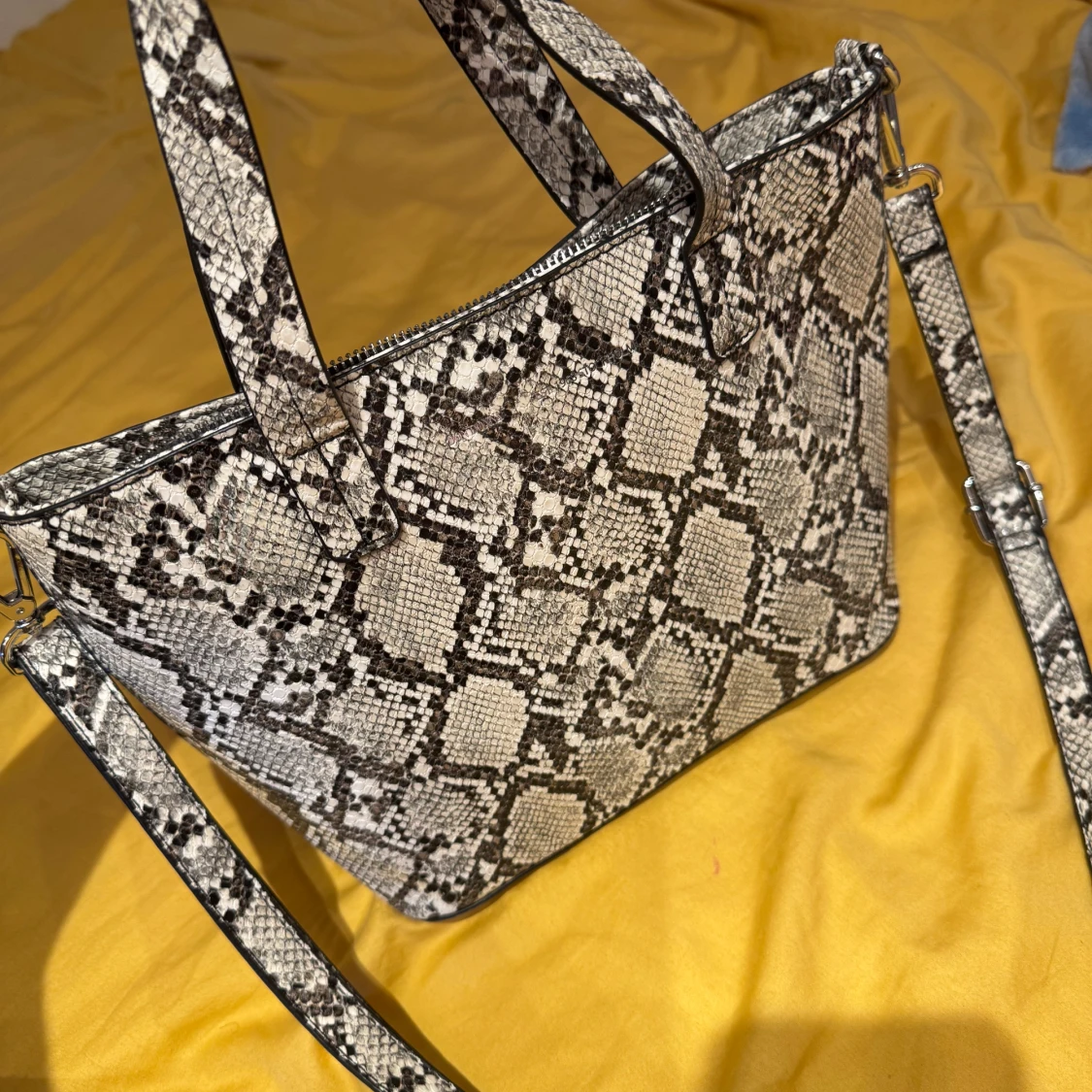 Axelväska i ormmönstrat skinn Dondonna