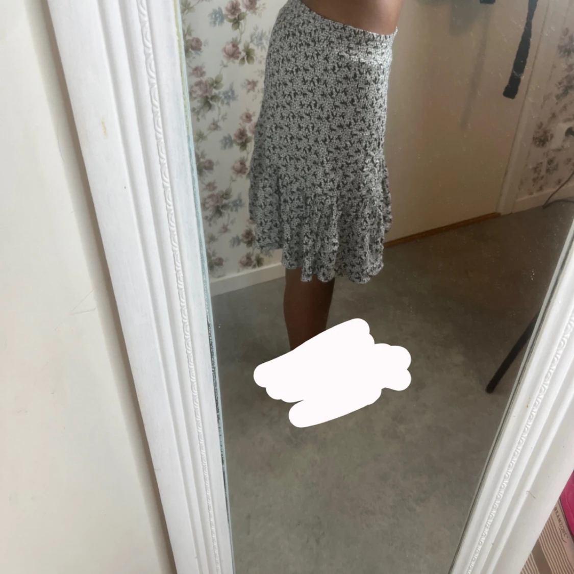 Svartvit blommig kjol med volang - 1