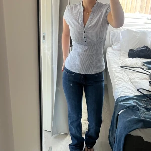 Vero Moda vintage bootcut jeans mörkblå - Säljer ett par snygga mörkblå jeans från Vero Moda med bootcut passform. Jeansen har låg midja, klassiska fem fickor och diskreta slitningar. Materialet är stretchigt denim som sitter skönt och följer kroppen. Perfekta för dig som gillar en tidlös och avslappnad look.