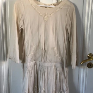 Fin klänning från Zara Girls - Fin bohemisk klänning från Zara Girls med broderade spetsdetaljer vid halsringning och nederkant. Mycket bra skick.