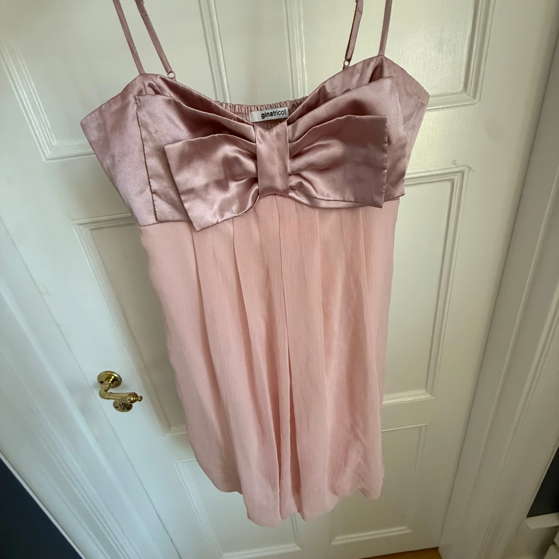 Rosa kortklänning med rosett från Gina Tricot - 2