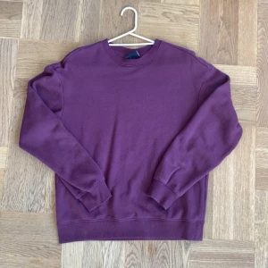 Vinröd sweatshirt - Enkel och stilren vinröd sweatshirt från H&M i loose fit-modell. Tröjan har rund halsringning, långa ärmar och ribbade muddar vid ärmslut och nederkant. Perfekt för en chill och avslappnad look. Den är XS loose fit men passar även som S/M. Bara fråga på om bilder eller andra frågor. Pris 99kr😊