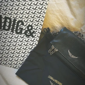 Zadig & Voltaire väska (mini) - säljer min super söta zadig & voltaire väska eftersom att den tyvärr inte kommer till någon användning. väskan är lite smårostig på kanterna men man lägger inte märke till. Köpt för 2800 säljer för 600💘