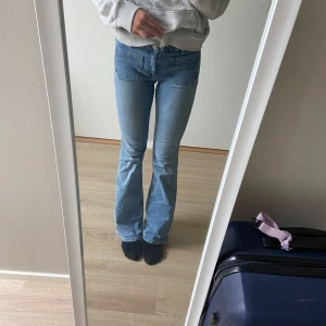 Blå bootcut jeans 157 Lowboot Patch S - Snygga ljusblå bootcut jeans från 157 i modellen Lowboot Patch. Jeansen har låg midja, klassiska fickor fram och bak samt full längd. Perfekta för dig som gillar en retro vibe och vill ha ett par jeans med lite utsvängda ben. Materialet är klassisk denim. Använt 2 gånger älskar dem men har blivit lite stora. Köpte dem för 400 och säljer för 300 eftersom att dem knabbt är använda. 