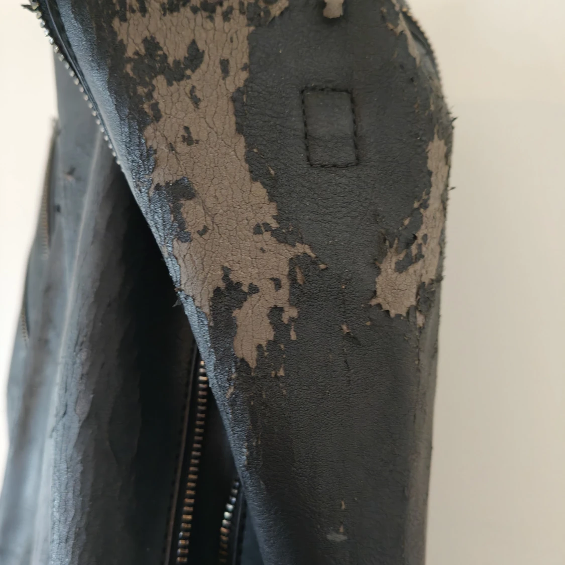 Svart handväska med nitar från Exentri - 2