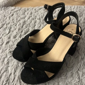 Svarta sandaler med klack från VOX - Snygga svarta klackar, aldrig andvändt bara testat.