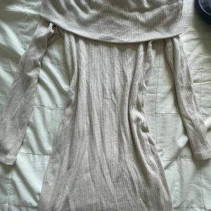 Beige ribbad offshoulder klänning Gina Tricot - Säljer en beige ribbad klänning från Gina Tricot i storlek M. Klänningen har offshoulder-design, lång ärm och är figurnära med stretchigt material. Perfekt för dig som gillar stilrena och enkla plagg med snygg passform. Skriv om ni har frågor eller nått!🥰
