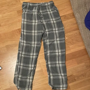 Grön -rutiga byxor från Kappahl XS - Snygga grön-rutiga byxor från Kappahl i storlek XS. Säljer för att jag inte använder dom skriv om du har frågor 💗