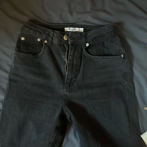 Svarta skinny jeans från NA-KD - Svarta jeans från NA-KD i klassisk femficksmodell. De har skinny passform och hög midja, med dragkedja och knapp framtill. 