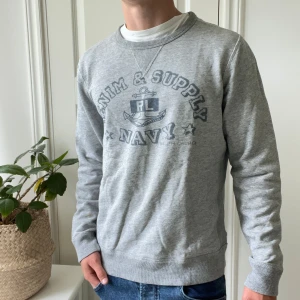 Denim and supply sweatshirt  - Inga defekter, riktigt skön Denim and supply Ralph Lauren sweatshirt. Modellen är 180, 75 kg och bär M! 