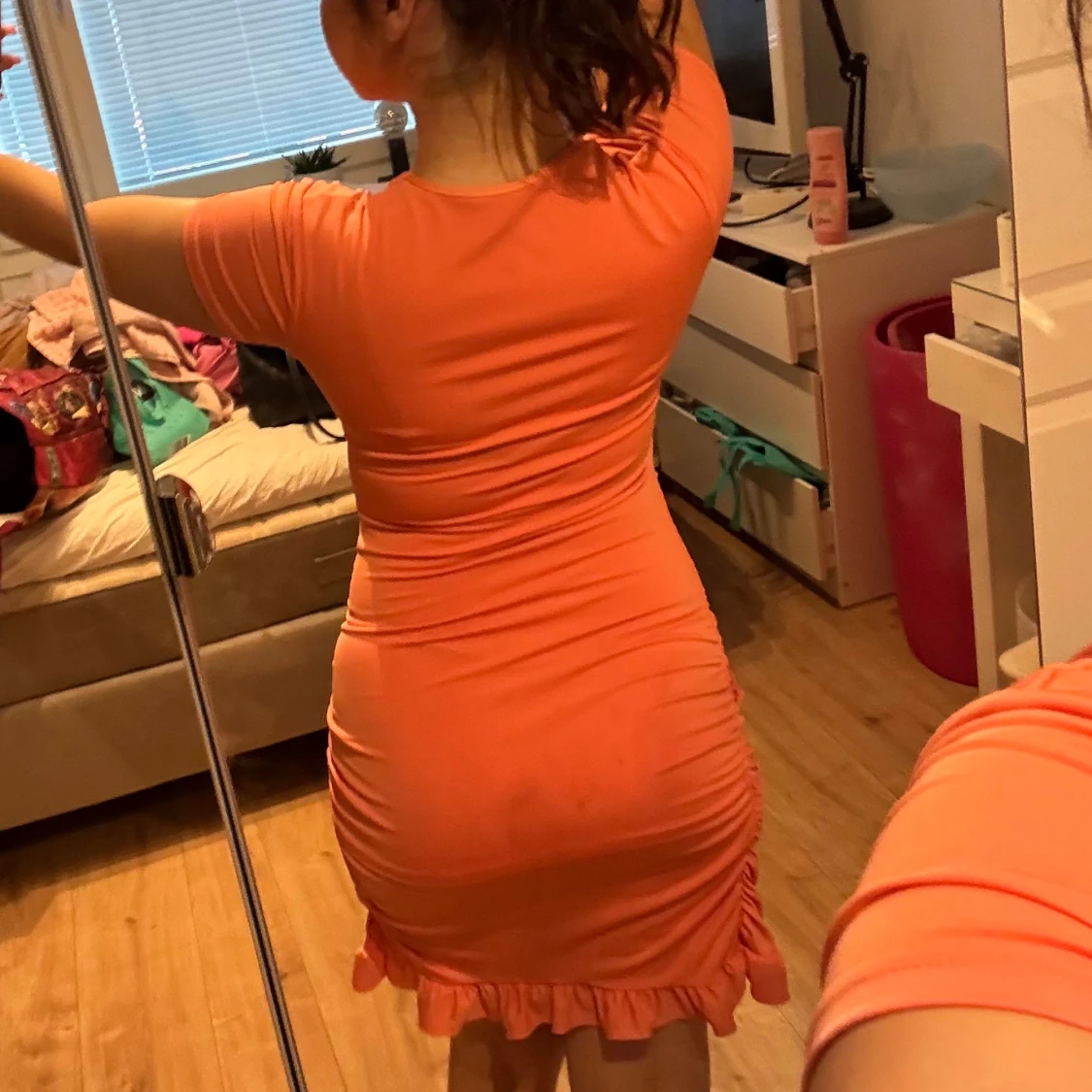 Korallfärgad klänning - 1