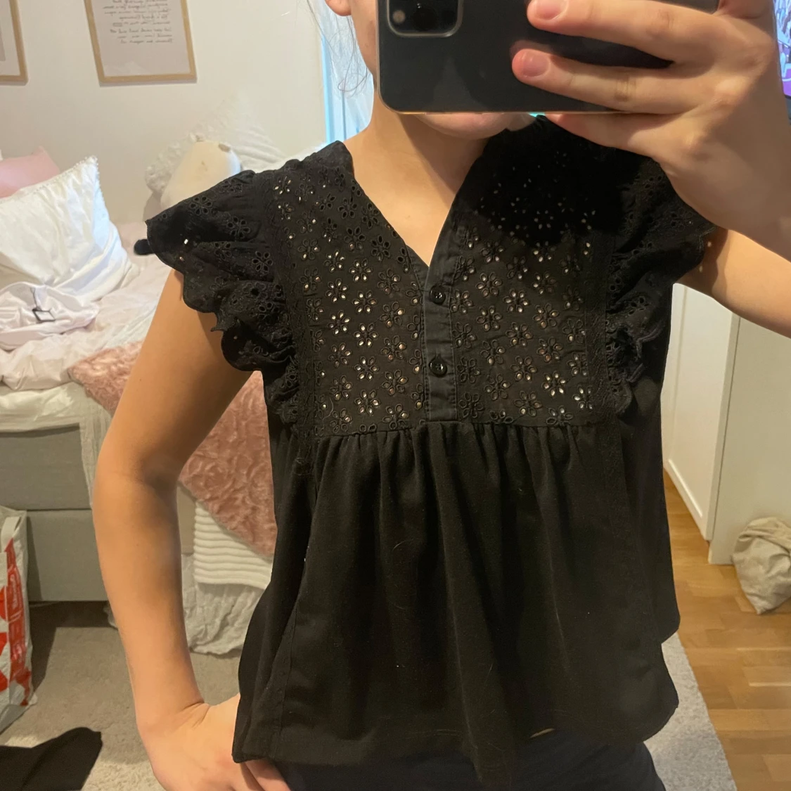 Svart blus med broderade detaljer💕