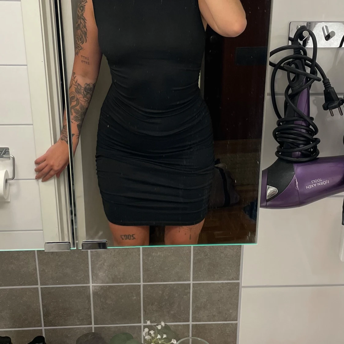 Svart tight ärmlös kortklänning - 1